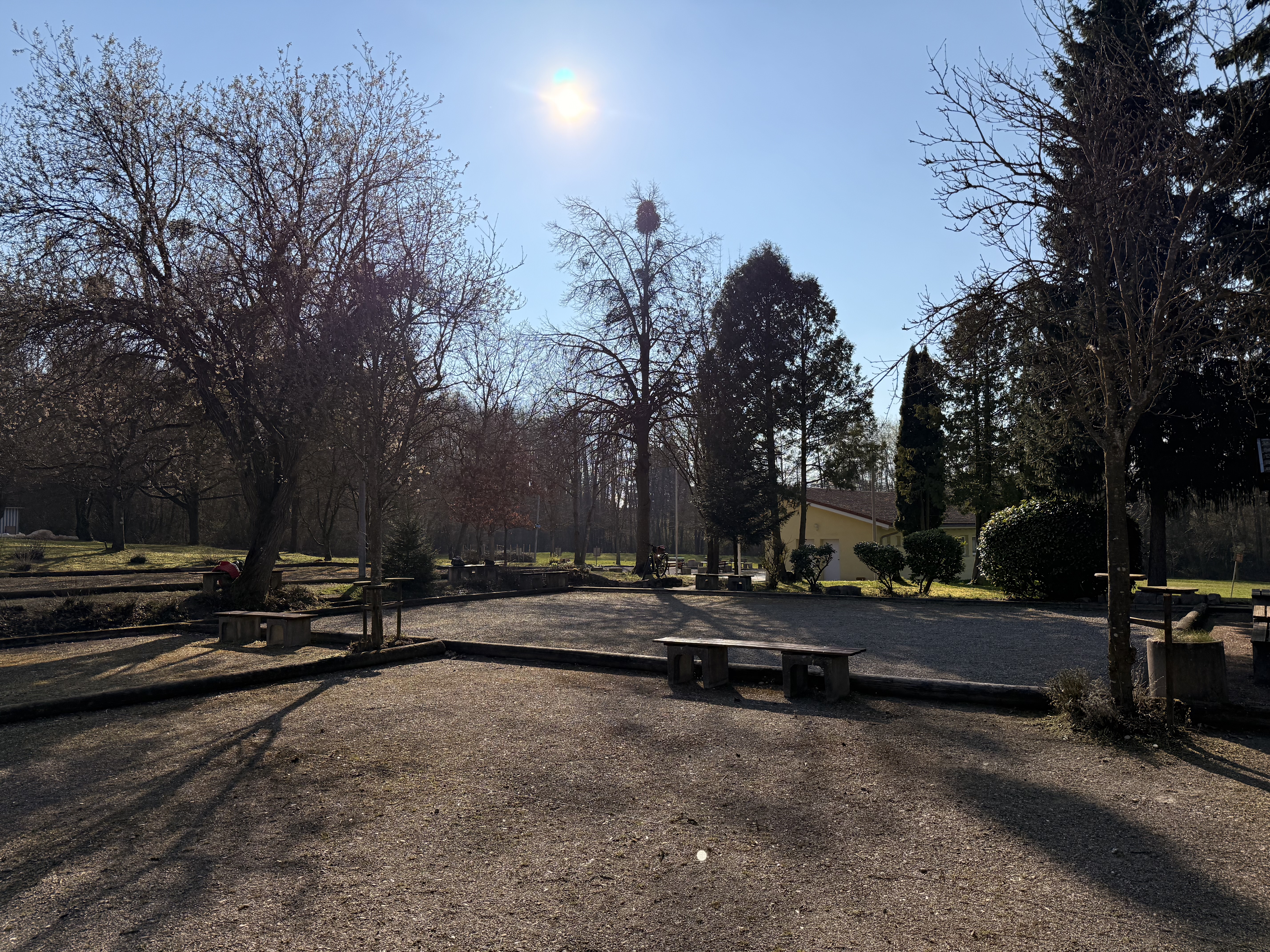 Boulebahnen mit Spielszene